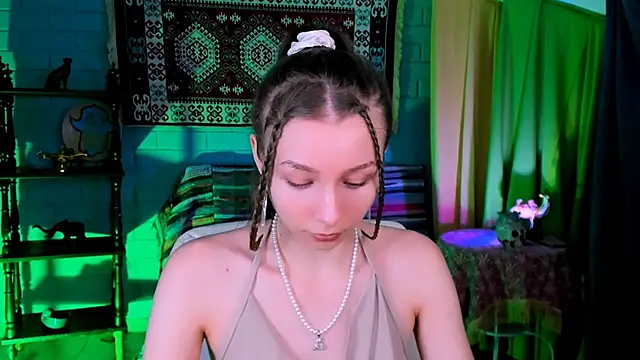 JulieDaniel online show from November 19, 8:14 am