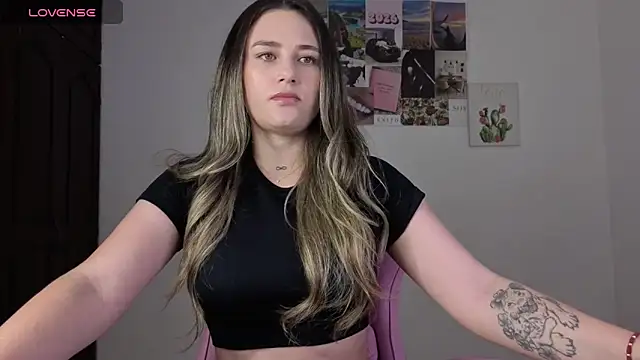 Snapshot of Veronika__Winslow_ chatting on May 24, 5:01 am Veronika Winslow online show from May 24, 5:01 am