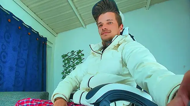 Snapshot of Gold_Loyal77 chatting on October 1, 5:57 am Gold Loyal77 online show from October 1, 5:57 am