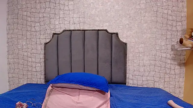 chloe leroy  online show from September 19, 11:55 am