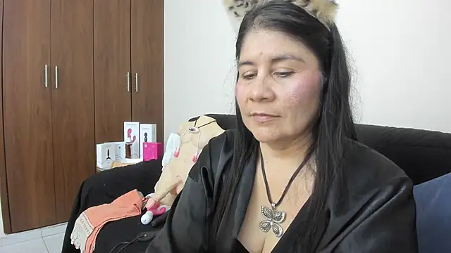 kiraGeiner online show from November 18, 1:11 am