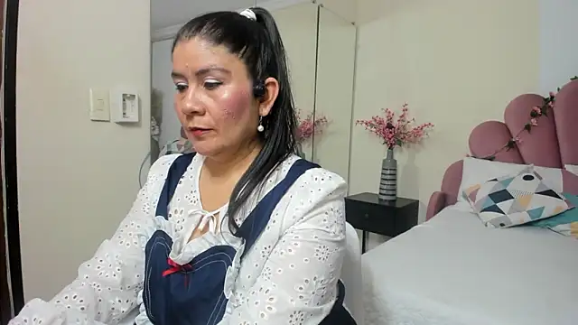 kiraGeiner online show from February 26, 6:51 pm