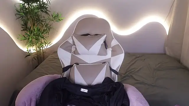 Emma and Issac online show from November 28, 4:48 am