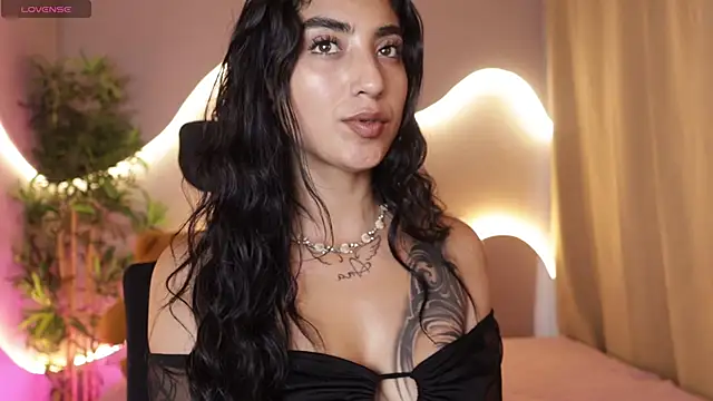 Emma and Issac online show from April 4, 8:28 pm