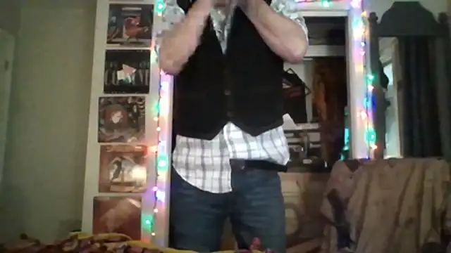 Snapshot of FoxnMouse chatting on December 18, 6:52 am FoxnMouse online show from December 18, 6:52 am