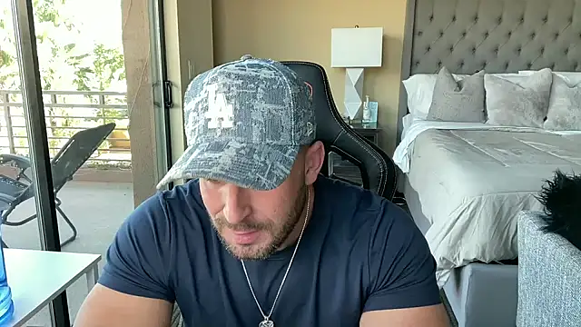 brettmycles28 online show from October 29, 10:22 pm