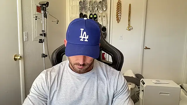 brettmycles28 online show from July 1, 9:58 pm