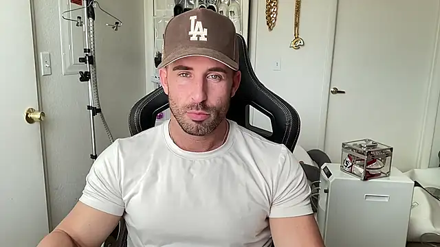 brettmycles28 online show from July 12, 5:48 pm