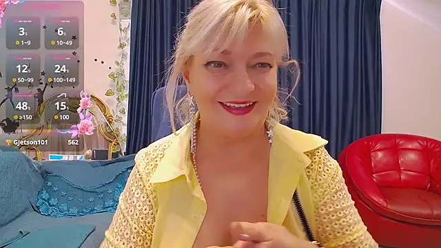 Snapshot of HypnotikCate chatting on January 17, 3:45 am HypnotikCate online show from January 17, 3:45 am