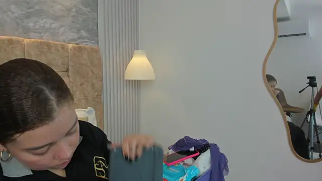 leilapons online show from September 24, 4:32 pm