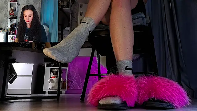 Snapshot of Feet_Heelss chatting on December 4, 11:30 am Feet Heelss online show from December 4, 11:30 am