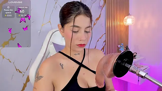 alissaowens  online show from November 30, 6:45 pm