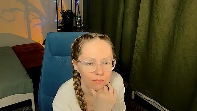 Snapshot of _Goldilocks_ chatting on October 6, 5:21 pm Goldilocks online show from October 6, 5:21 pm