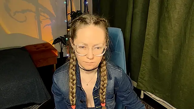 Snapshot of _Goldilocks_ chatting on October 7, 4:04 pm Goldilocks online show from October 7, 4:04 pm