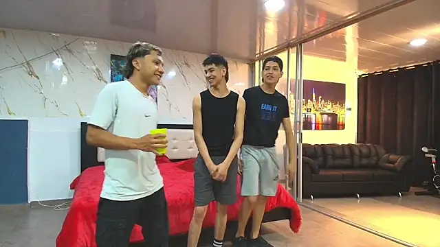 Bisexlifehot   online show from April 11, 11:31 pm