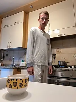 Snapshot of Italy_sex_boy chatting on September 27, 11:37 am Italy sex boy online show from September 27, 11:37 am