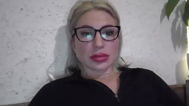 Snapshot of fox_red_lady7 chatting on April 19, 8:55 pm fox red lady7 online show from April 19, 8:55 pm