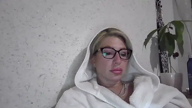 Snapshot of fox_red_lady7 chatting on May 2, 8:36 pm fox red lady7 online show from May 2, 8:36 pm