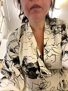 Snapshot of Kiravix chatting on November 13, 5:17 am Kiravix online show from November 13, 5:17 am