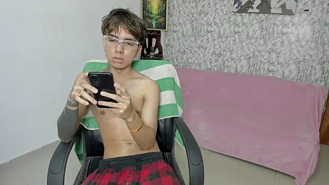 Snapshot of maxxis_eli chatting on October 9, 4:10 am maxxis eli online show from October 9, 4:10 am