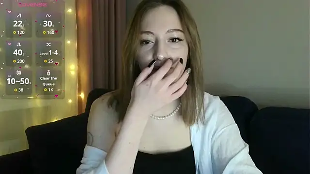 white liillyy online show from February 9, 7:40 pm