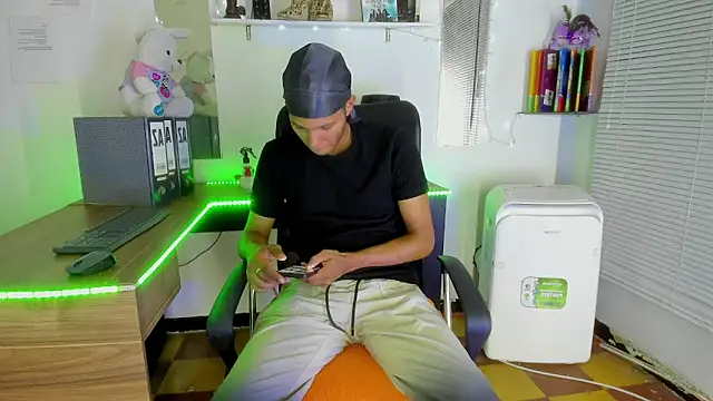 DEAMOL online show from February 5, 1:05 pm