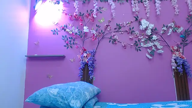 skinnybarbie022 online show from February 13, 1:01 am