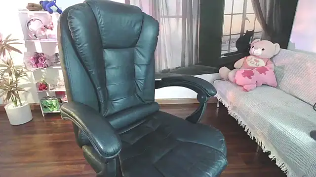 Suzie Wet Cave online show from November 2, 7:05 pm