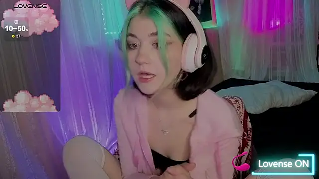 Snapshot of Miko_Meow chatting on December 20, 12:29 am Miko Meow online show from December 20, 12:29 am