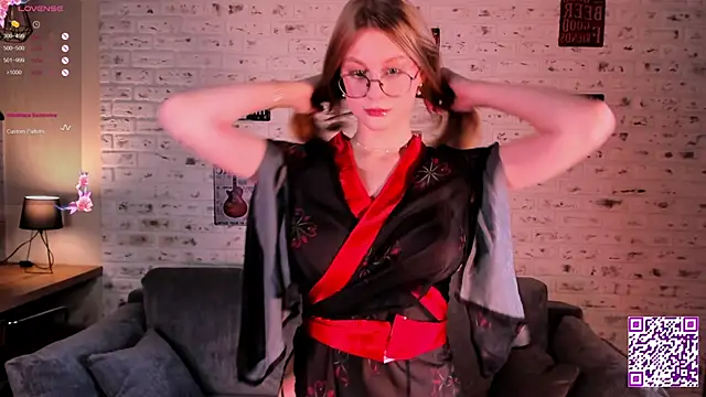 Snapshot of Kiki_Stacy chatting on November 6, 8:04 am Kiki Stacy online show from November 6, 8:04 am