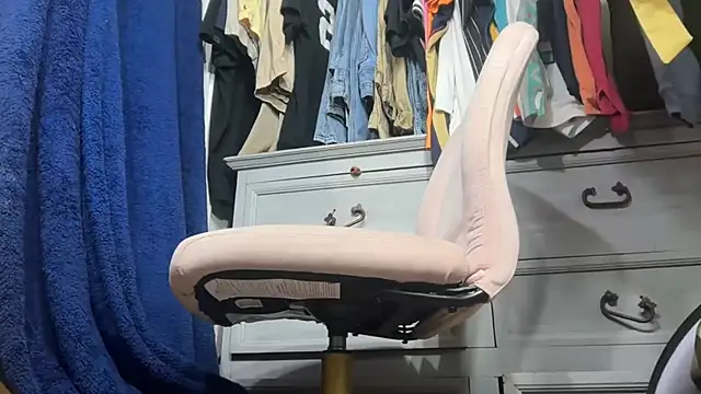 Snapshot of bearcub300 chatting on November 15, 8:44 am bearcub300 online show from November 15, 8:44 am