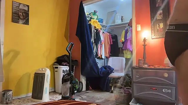 Snapshot of bearcub300 chatting on November 18, 5:45 am bearcub300 online show from November 18, 5:45 am