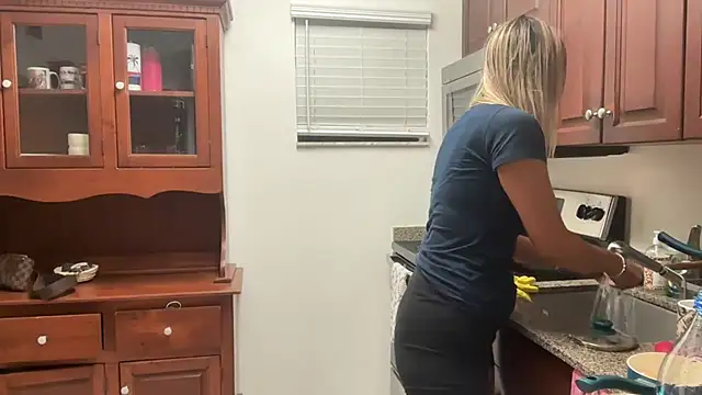 Snapshot of prettyykitty22 chatting on November 3, 12:35 am prettyykitty22 online show from November 3, 12:35 am