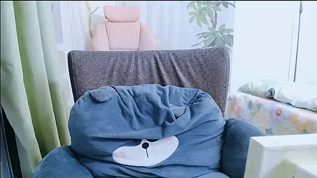 Winnie-01 online show from May 6, 11:54 pm