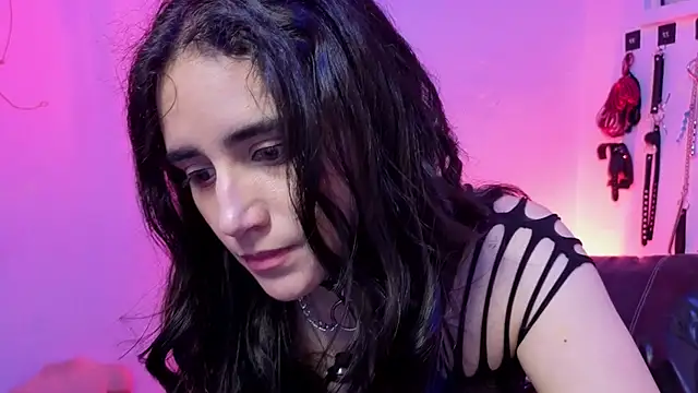 elowen halley1 online show from February 18, 9:00 pm