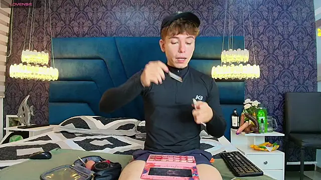 TaylerWhite online show from December 19, 12:12 pm