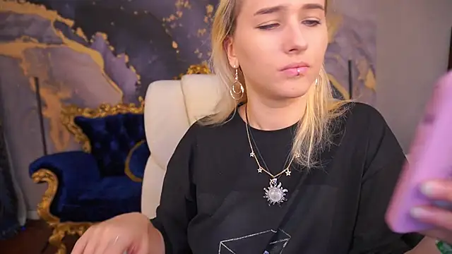 LilElfie online show from September 9, 6:02 am