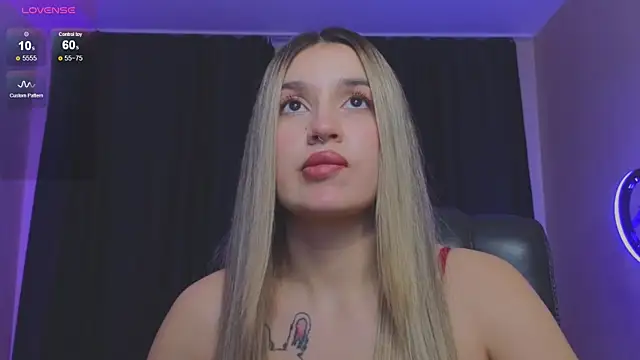 Snapshot of RoxyChill chatting on October 26, 8:48 pm RoxyChill online show from October 26, 8:48 pm