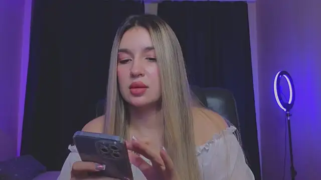 Snapshot of RoxyChill chatting on October 28, 9:28 pm RoxyChill online show from October 28, 9:28 pm