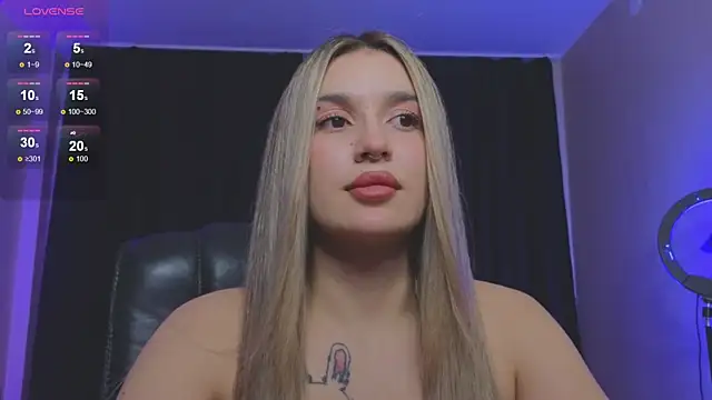 Snapshot of RoxyChill chatting on November 9, 8:29 pm RoxyChill online show from November 9, 8:29 pm