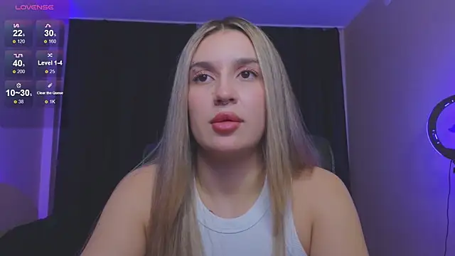 Snapshot of RoxyChill chatting on November 10, 9:03 pm RoxyChill online show from November 10, 9:03 pm