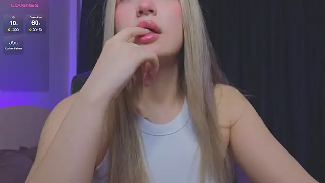 Snapshot of RoxyChill chatting on November 17, 8:03 pm RoxyChill online show from November 17, 8:03 pm