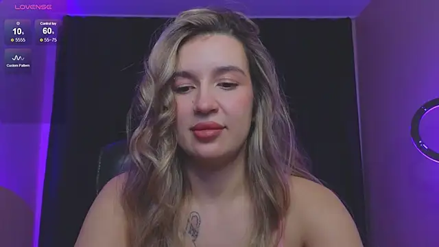 Snapshot of RoxyChill chatting on December 4, 11:35 pm RoxyChill online show from December 4, 11:35 pm