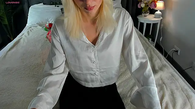 Snapshot of cute_luucy chatting on December 17, 6:03 pm cute luucy online show from December 17, 6:03 pm