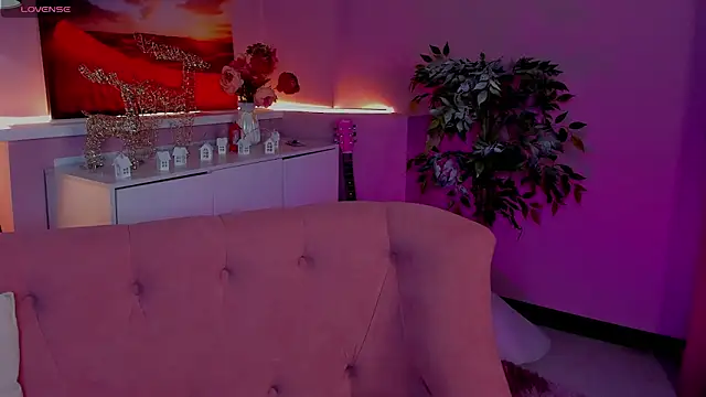 Snapshot of cute_luucy chatting on February 6, 3:55 am cute luucy online show from February 6, 3:55 am