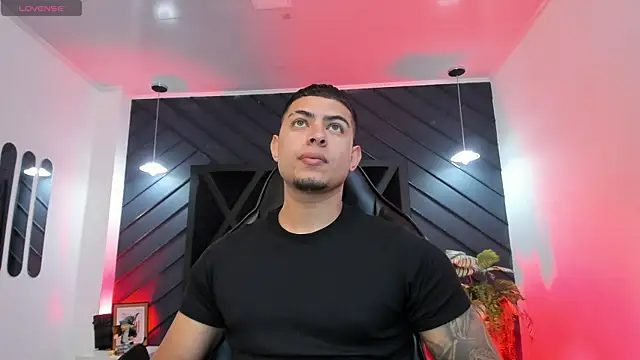 Snapshot of marco_garciia_ chatting on January 7, 11:18 pm marco garciia online show from January 7, 11:18 pm