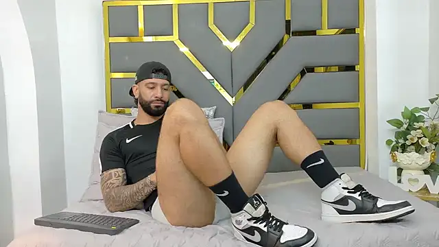 Snapshot of yorbymaxx chatting on October 6, 2:14 pm yorbymaxx online show from October 6, 2:14 pm