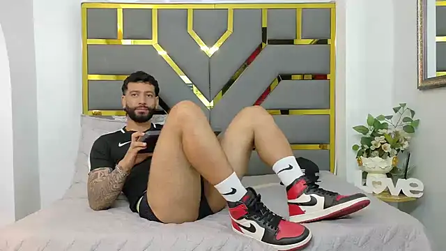 Snapshot of yorbymaxx chatting on October 8, 2:14 pm yorbymaxx online show from October 8, 2:14 pm