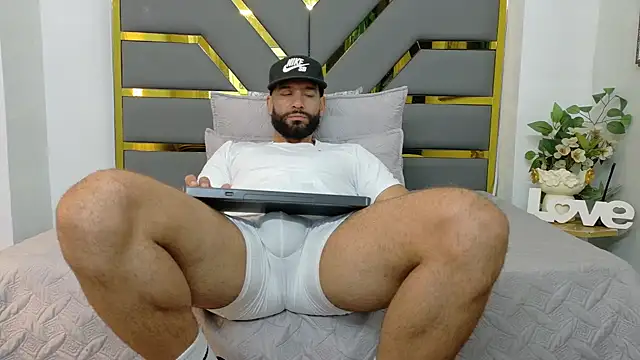 Snapshot of yorbymaxx chatting on October 11, 2:26 pm yorbymaxx online show from October 11, 2:26 pm