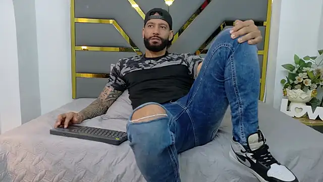 Snapshot of yorbymaxx chatting on October 15, 2:06 pm yorbymaxx online show from October 15, 2:06 pm